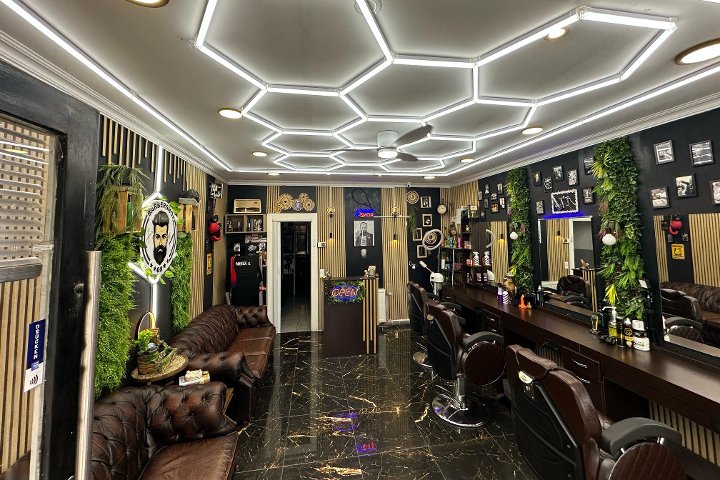 Moderner Salon mit Barber-Stühlen und Lichtdecke