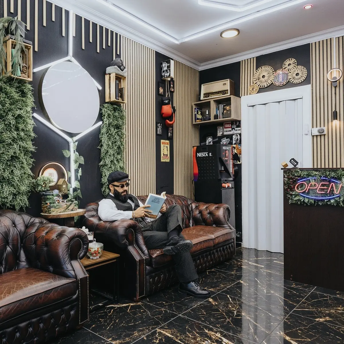 Lounge und Wartebereich im The BABO Barbershop