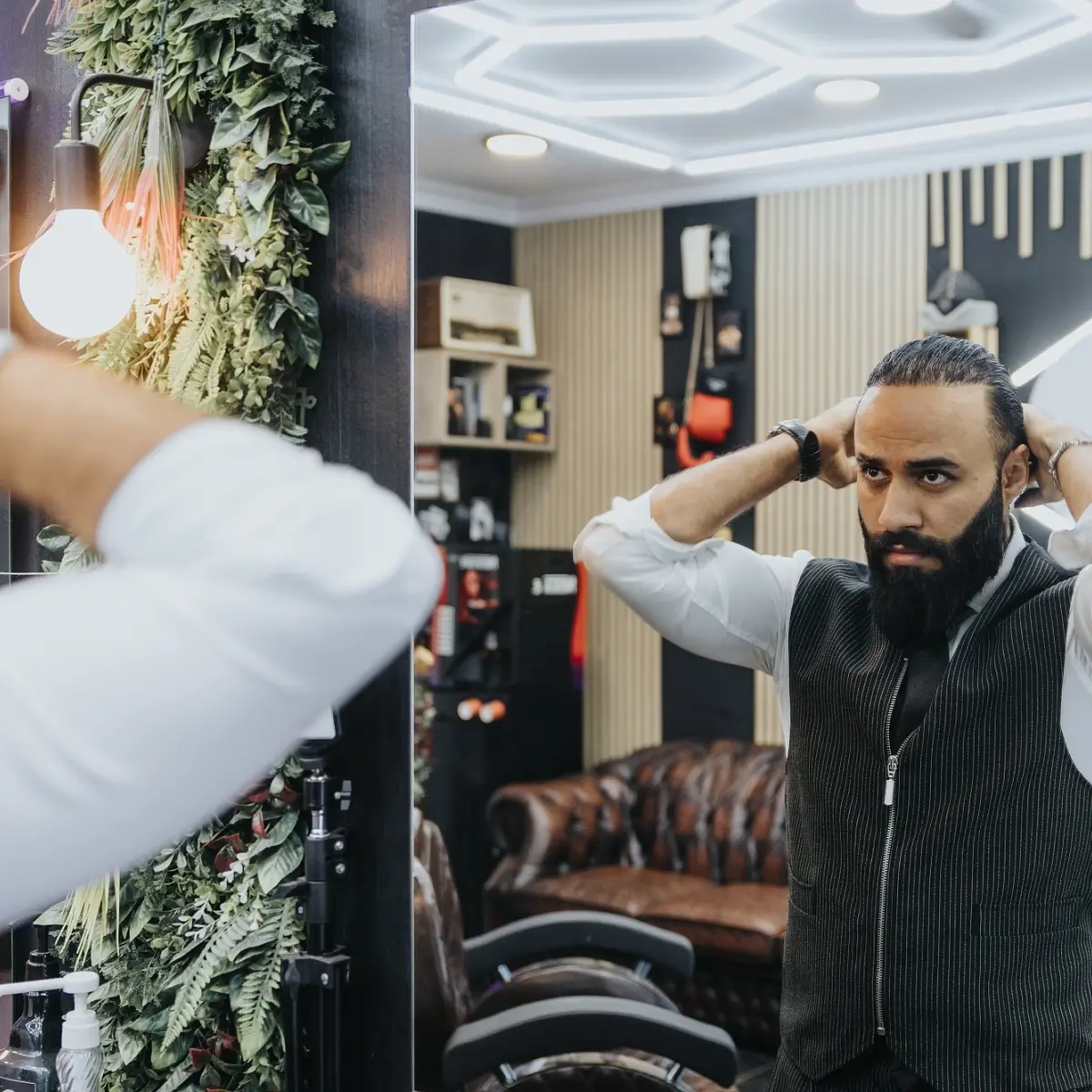 Styling und präzises Finish vor dem Spiegel