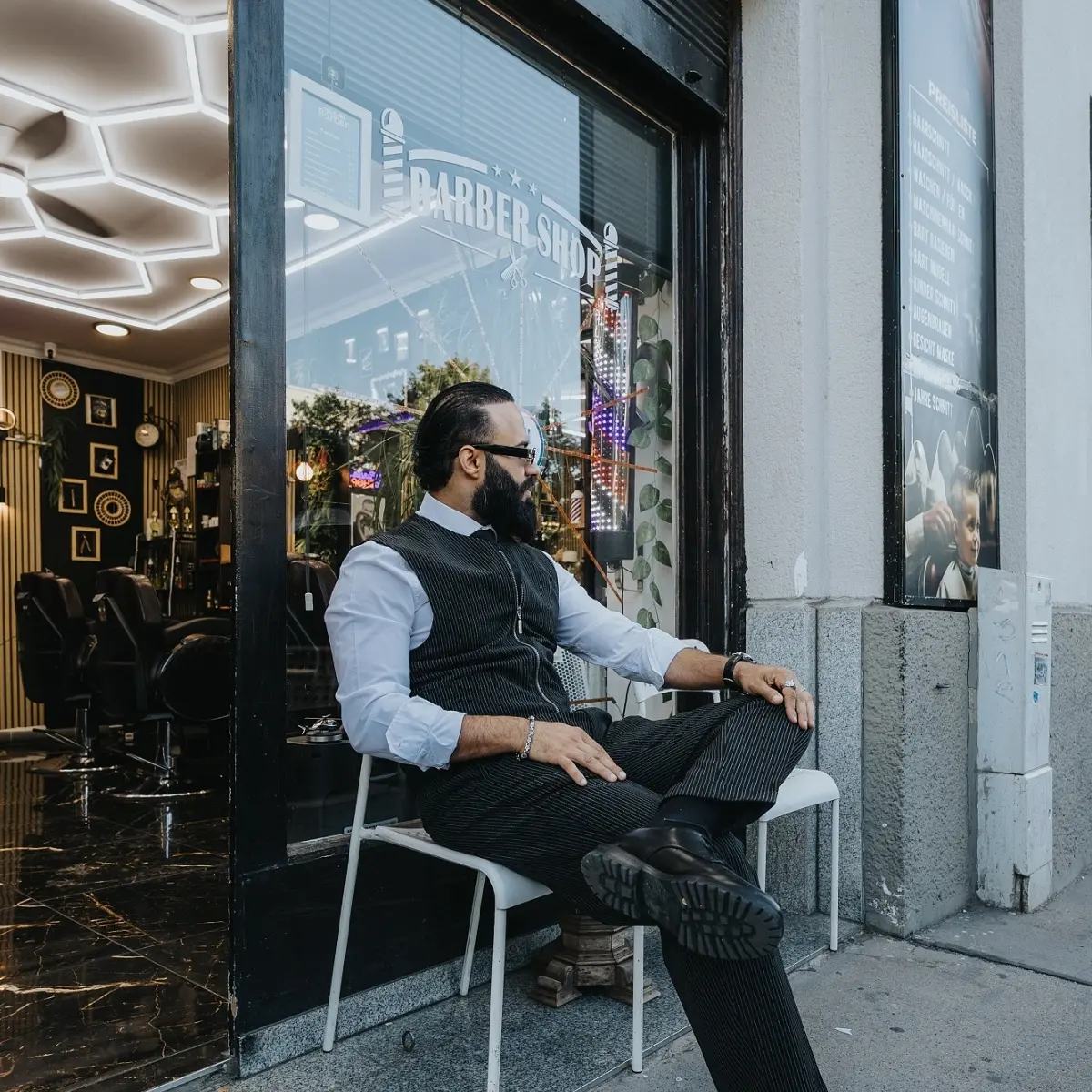 Sitzbereich vor dem The BABO Barbershop